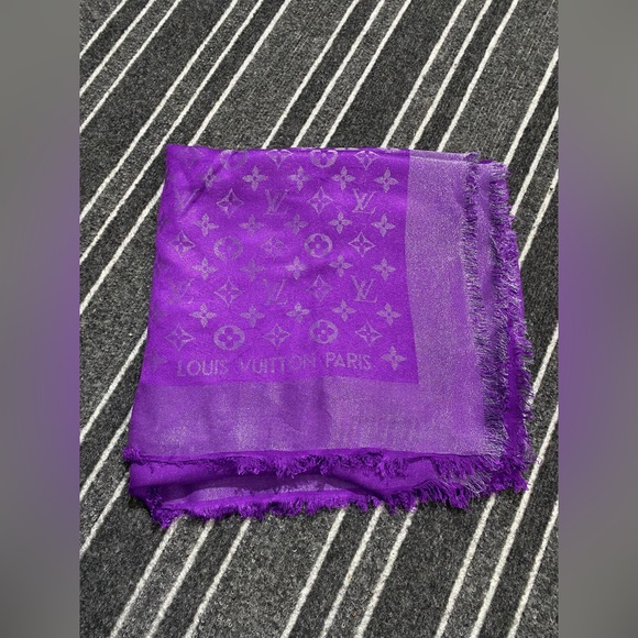 LOUIS VUITTON
Purple Monogram Silk/Wool Shawl Scarf - Picture 1 of 6
